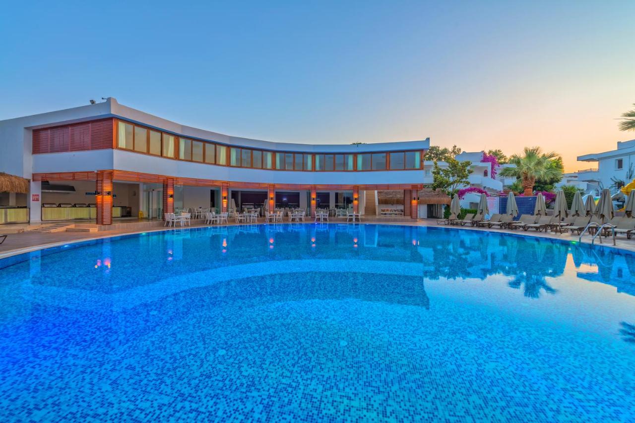 Bendis Beach Hotel — 4