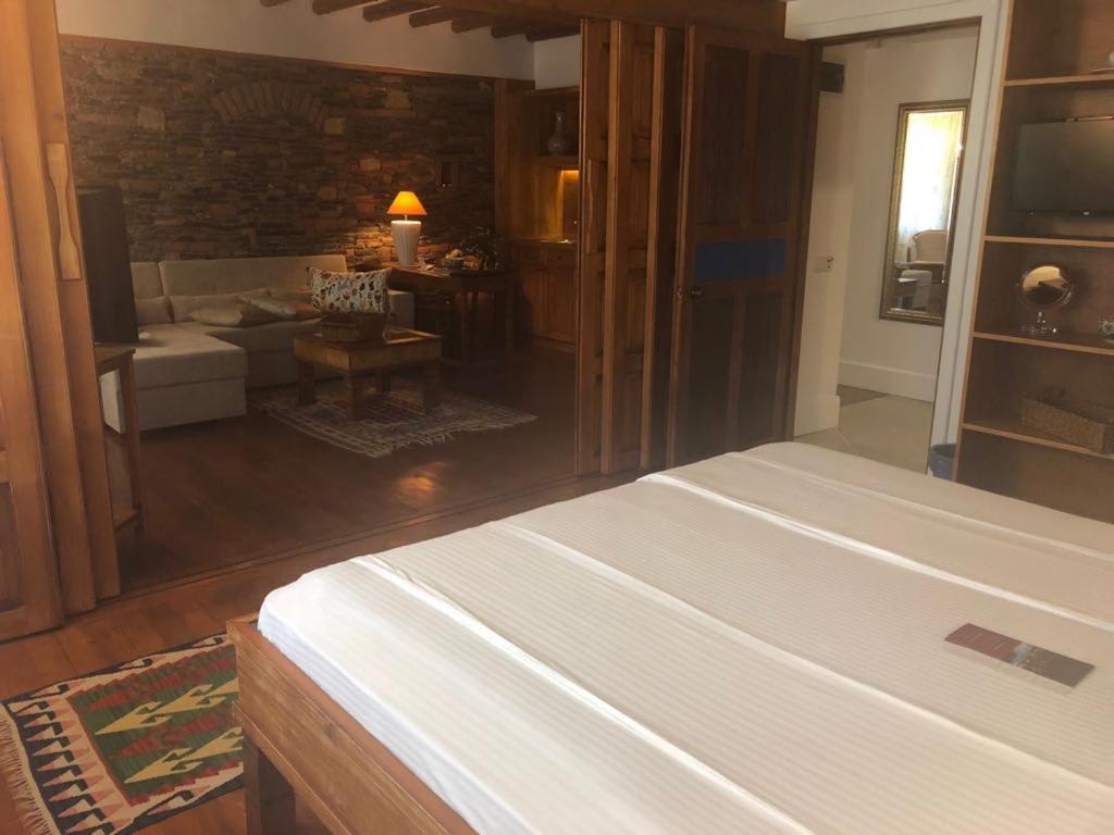 El Vino Hotel & Suites — 2