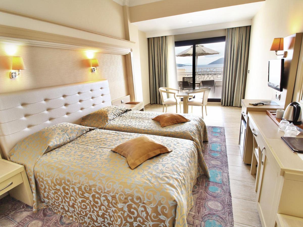 Azka Hotel — 2
